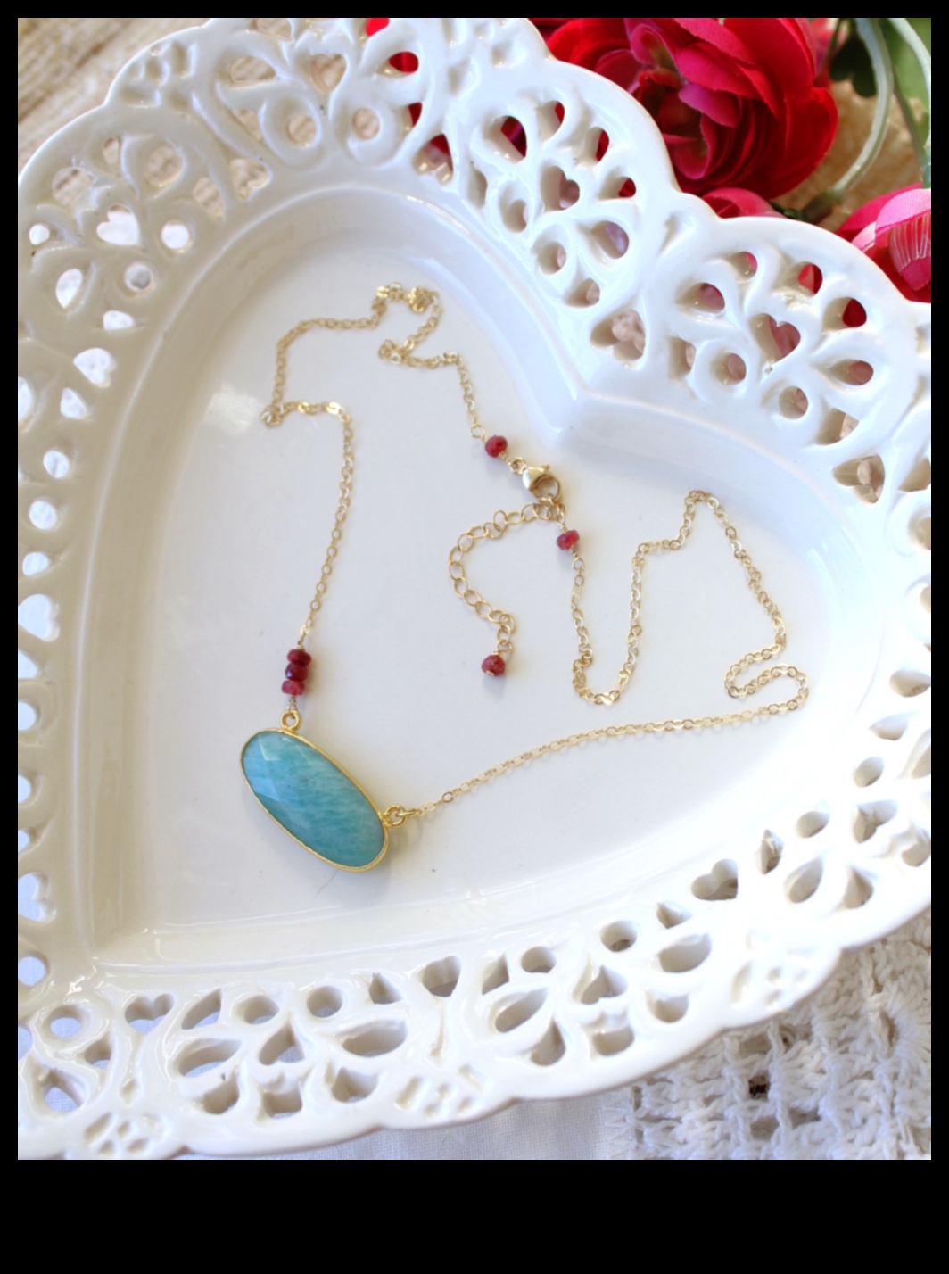 Harmonija zeltā Mūsu kaklarotu kolekcija, lai sasildītu jūsu sirdi un dvēseli 3 Harmonija zeltā: ietiniet sevi mūsu zelta kaklarotu kolekcijas siltumā