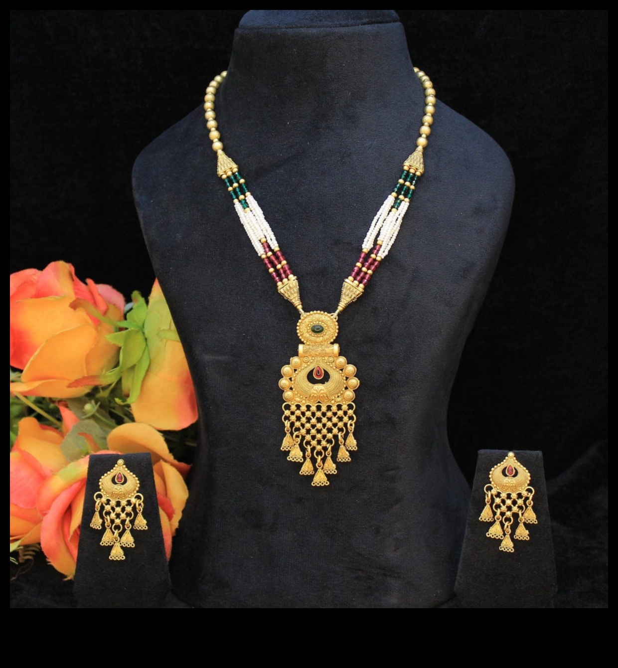 Bezgalīgs valdzinājums: izmantojiet mūsu valdzinošo kaklarotu dizainu