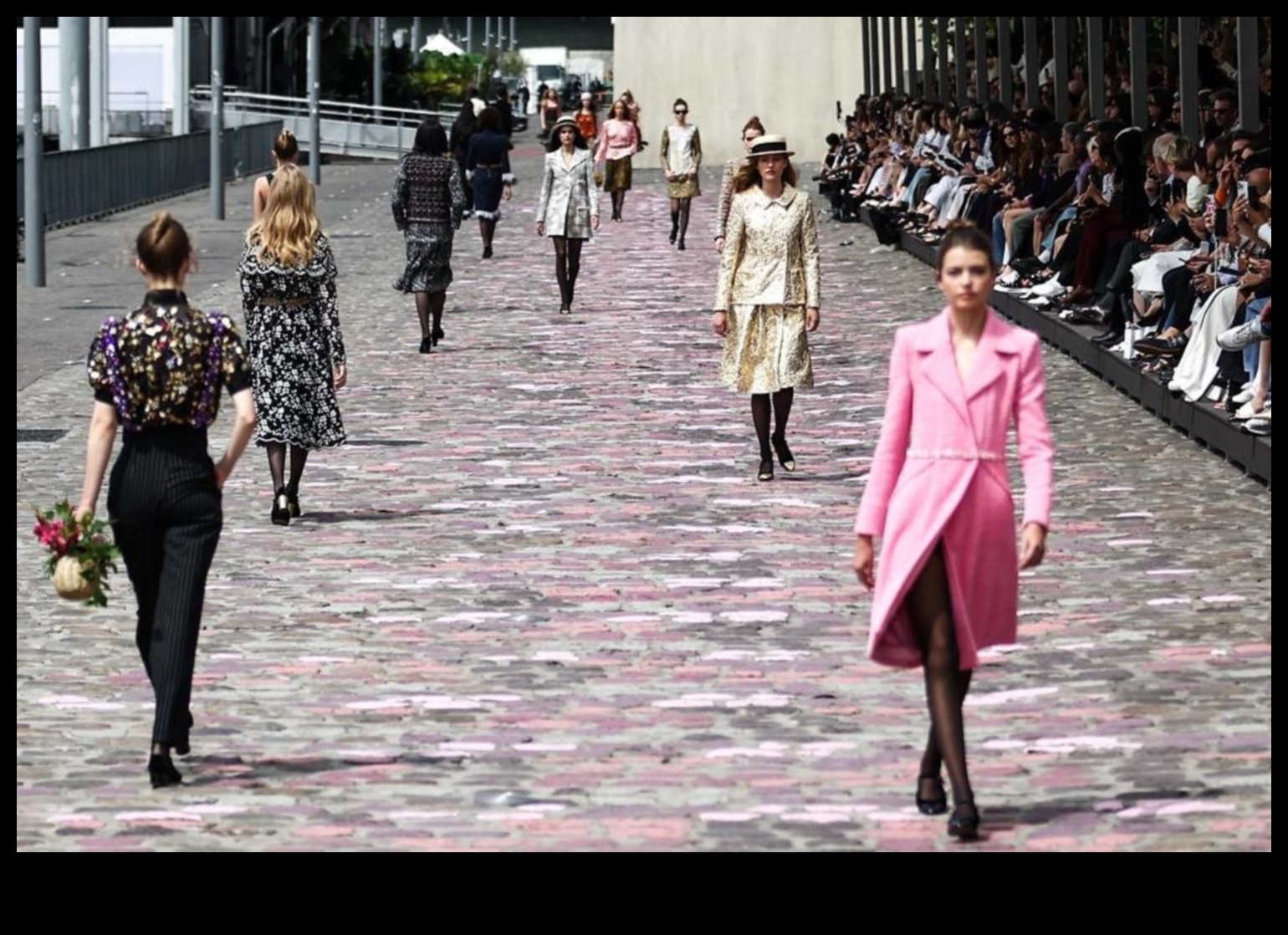 Pilsētas gaismas, skrejceļa naktis: dzirksti pilsētas modes mirdzumā