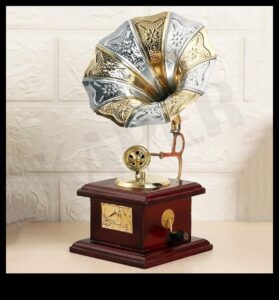 Antīkas auras: vintage iedvesmotas dāvanas ar vecās pasaules šarmu