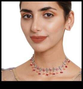 Bagātīgi ornamenti: izrotājiet savu kaklu ar grezniem kaklasaites darinājumiem