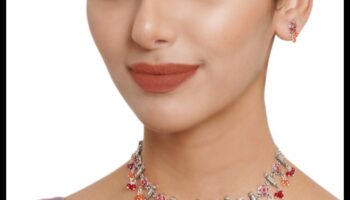 Bagātīgi ornamenti: izrotājiet savu kaklu ar grezniem kaklasaites darinājumiem