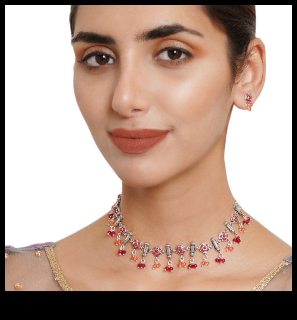 Bagātīgi ornamenti: izrotājiet savu kaklu ar grezniem kaklasaites darinājumiem