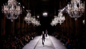 Pilsētas saules gaismas, skrejceļa naktis Perspektīva pie pilsētas stila mirgo 1 Pilsētas gaismas, skrejceļa naktis: dzirksti pilsētas modes mirdzumā