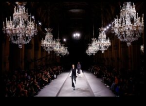 Pilsētas gaismas, skrejceļa naktis: dzirksti pilsētas modes mirdzumā