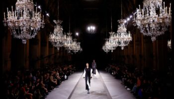 Pilsētas gaismas, skrejceļa naktis: dzirksti pilsētas modes mirdzumā